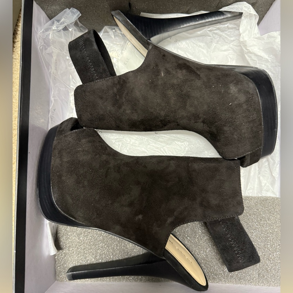 Pelle Moda size 7.5 women’s  black peep toe suede booties